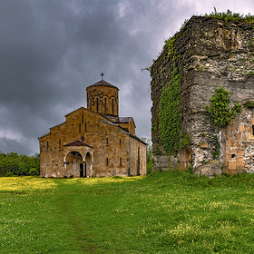 Моквский собор и руины колокольни